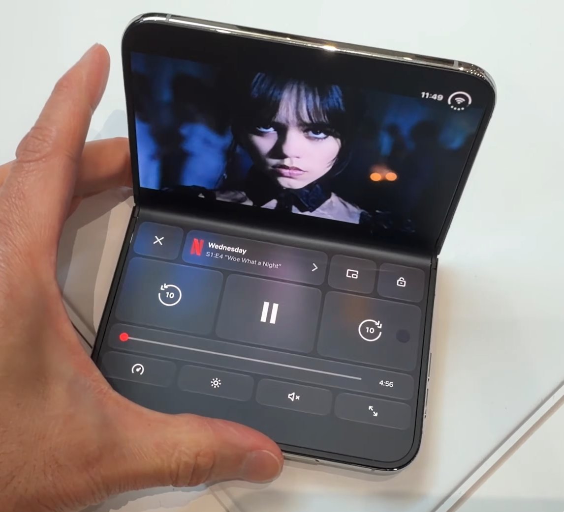 LeakerApple's tweet photo. The "reflections" you see on the bottom screen are purely software. 

Apple put so much time into the Duo's software, it's crazy. Being an Apple designer must be so much fun. https://t.co/tubs0WBGMF