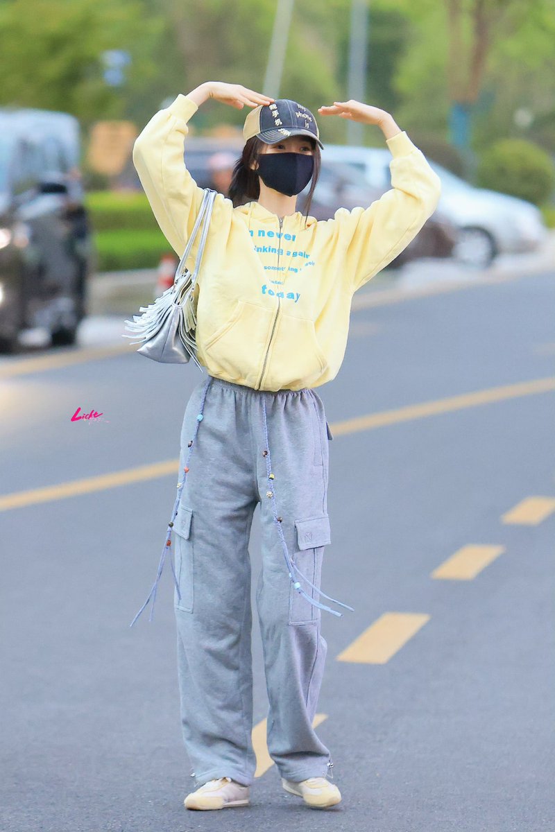 nianxiangsi's tweet photo. 100926 | #长生骨 filming day 72

Yu Shuxin has arrived at the makeup hotel! So bright and sunny in yellow today 💛

© Licht丨虞书欣 on weibo 

#YuShuxin #虞书欣 #LoveInTheShell #念相思 https://t.co/qDLuJPGuws