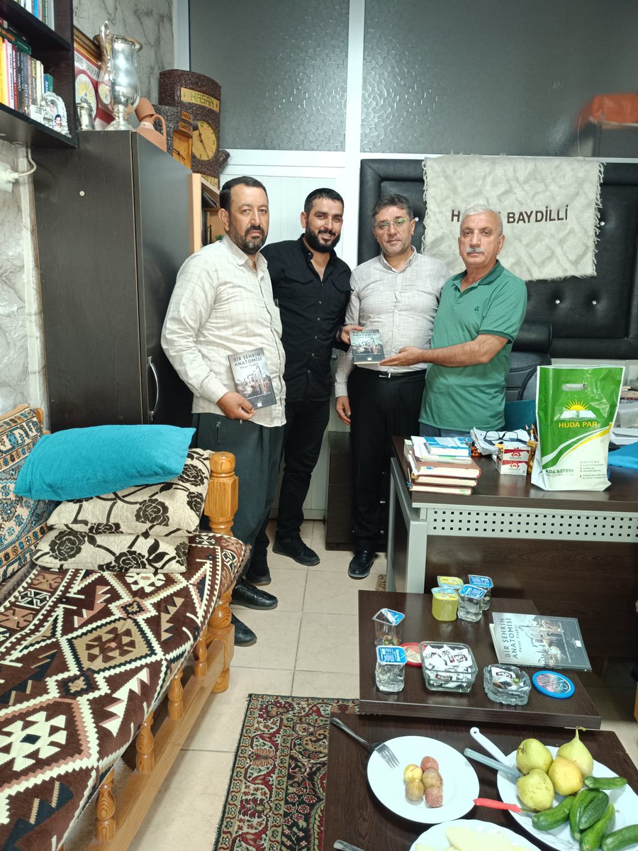 HudaParSiverek's tweet photo. Yazar Sayın Hasan Baydili’yi iş yerinde ziyaret ederek Parti Programımızı takdim ettik.
Nazik ev sahipliği ve kıymetli eserleri için teşekkür ediyor, çalışmalarında başarılar diliyoruz.
@FarukPolat_ 
@CelalOzturk82 
#Siverek 
#HÜDAPAR https://t.co/HUNvcM5VlU
