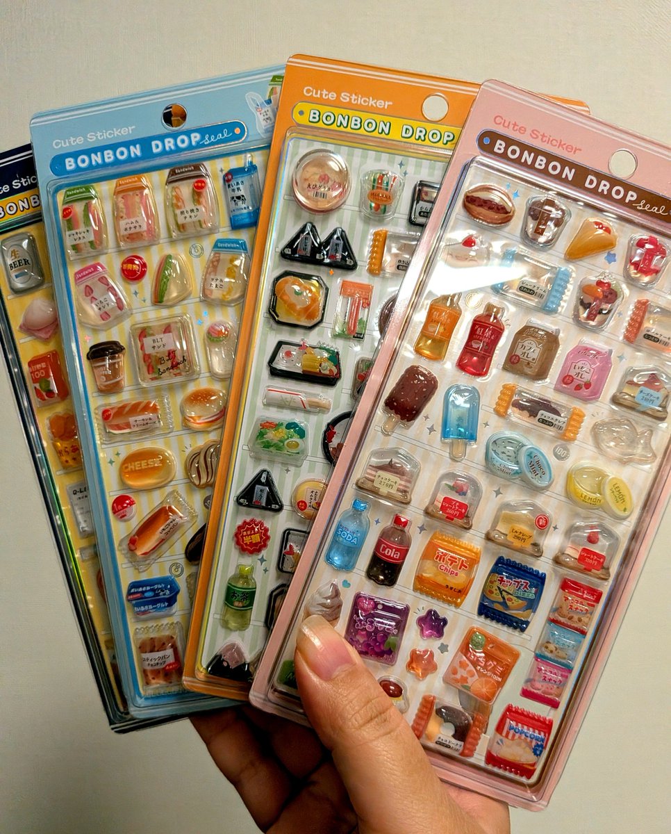 ffdacalintz's tweet photo. 人生で初めて買いました♂
ボンボンドロップシールはちいかわの特典から入ったのでぐへへ

なうシール帳買うなら台紙に気をつけないといけないのは何故か把握してるけどどえしよね…🤔💭 https://t.co/4duBHfySgZ