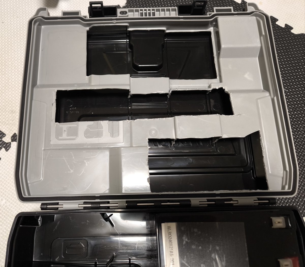 JK1ACY's tweet photo. マキタの空ケースをIC-705用に改造。中に緩衝材を入れて完成。この空ケースは、amazonで1,131円と激安。
https://t.co/tpKNW0bxrF
LiFePO4バッテリーと、アンテナチューナー、IC-705が入ります。中のトレイの加工は結構大変でした〜。 https://t.co/LSHq6OMPJf