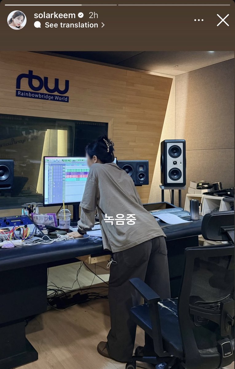 wheeix's tweet photo. are they recording something? like yk… a new mamamoo song? https://t.co/xRAOtGNZSu