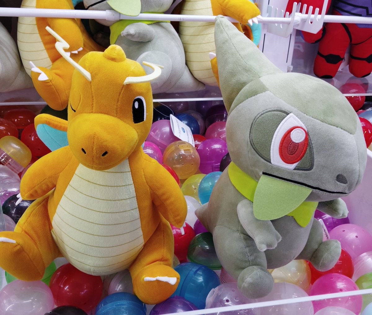 W32167577's tweet photo. #ポケモン #プライズ

☆入荷情報の第二弾だな。

☆『ポケットモンスター』『もふぐっとぬいぐるみ』より

☆『カイリュー』
☆『キバゴ』

 初代から登場の お馴染みのポケモン『カイリュー』とブラック/ホワイトが初出のキバポケモン『キバゴ』がちょうどイイ大きさでぬいぐるみになったぜ! https://t.co/vtVWvmpeMD