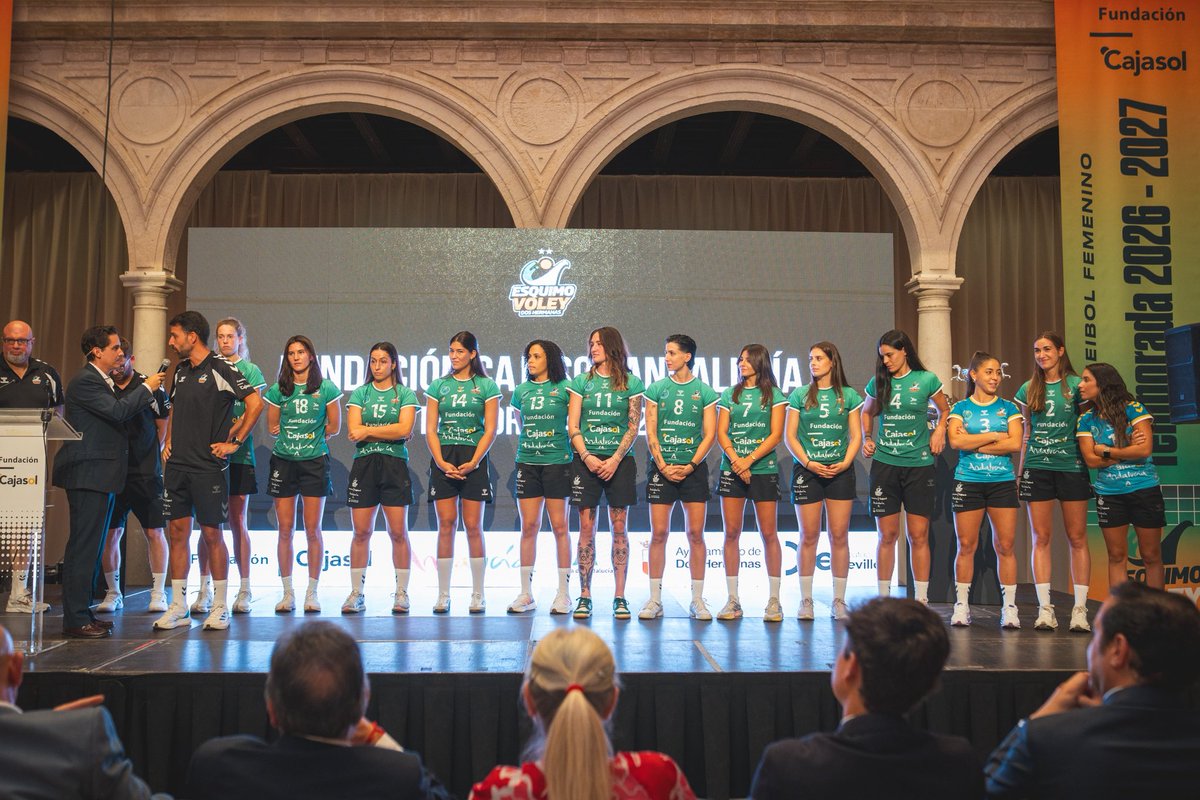 FAVB_'s tweet photo. 💚 El CV Esquimo presentó su proyecto para la nueva temporada, en un acto en el que recibió un especial homenaje por su histórica temporada pasada, en la que conquistó Liga y Copa🏆

🔥 Este domingo, será uno de los protagonistas de la Final de la Copa Andalucía Femenina 2026 🏐 https://t.co/hsTTPSE2dj
