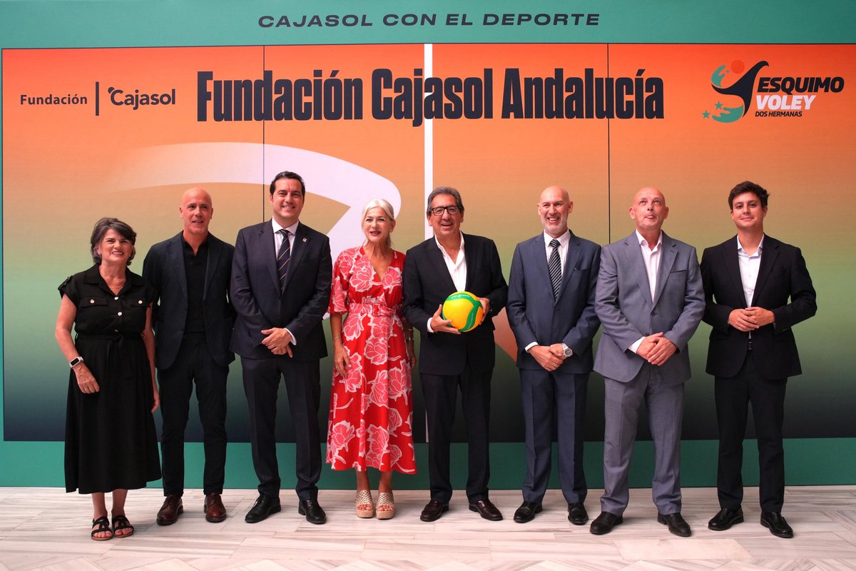 FAVB_'s tweet photo. 💚 El CV Esquimo presentó su proyecto para la nueva temporada, en un acto en el que recibió un especial homenaje por su histórica temporada pasada, en la que conquistó Liga y Copa🏆

🔥 Este domingo, será uno de los protagonistas de la Final de la Copa Andalucía Femenina 2026 🏐 https://t.co/hsTTPSE2dj