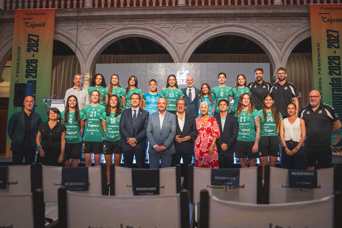 FAVB_'s tweet photo. 💚 El CV Esquimo presentó su proyecto para la nueva temporada, en un acto en el que recibió un especial homenaje por su histórica temporada pasada, en la que conquistó Liga y Copa🏆

🔥 Este domingo, será uno de los protagonistas de la Final de la Copa Andalucía Femenina 2026 🏐 https://t.co/hsTTPSE2dj