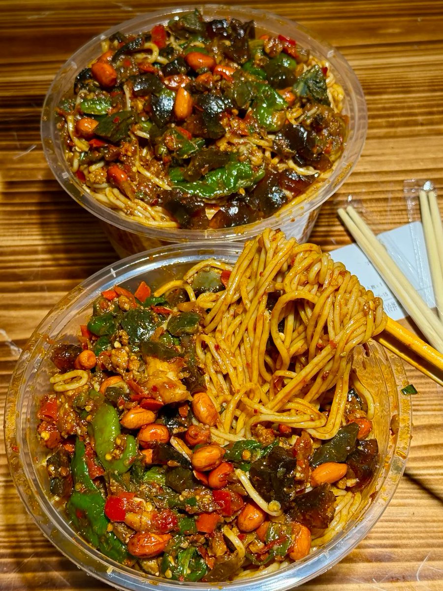 dn18279311's tweet photo. Century egg chili mixed noodles. Savory, spicy and full of texture, every strand coated in rich sauce. 
#ChineseFood #NoodleLovers #SpicyFood #Foodie https://t.co/yZJ6d25Yw4