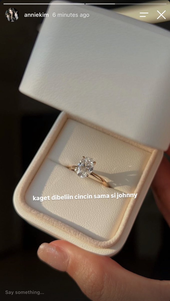 charmantaes's tweet photo. they met the next day like nothing happened, padahal semalem literally saling propose😭 johnny bought her a ring like okay, apparently we’re doing this for real now. chungha’s response? beliin him underwear😭😭😭😭 https://t.co/5YAR8PbNAL