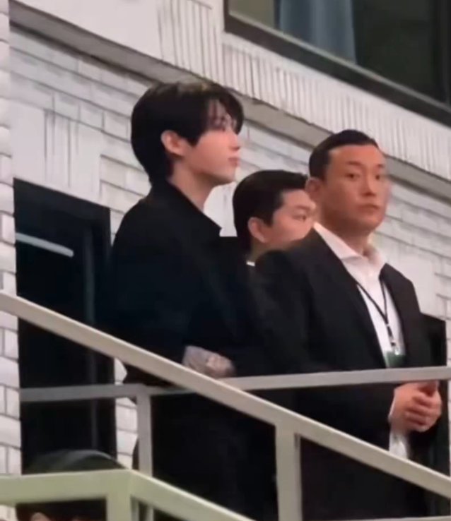 AboutMusicYT's tweet photo. Jungkook was spotted attending Spotify House in Seoul today. https://t.co/nLCMVI7OsS