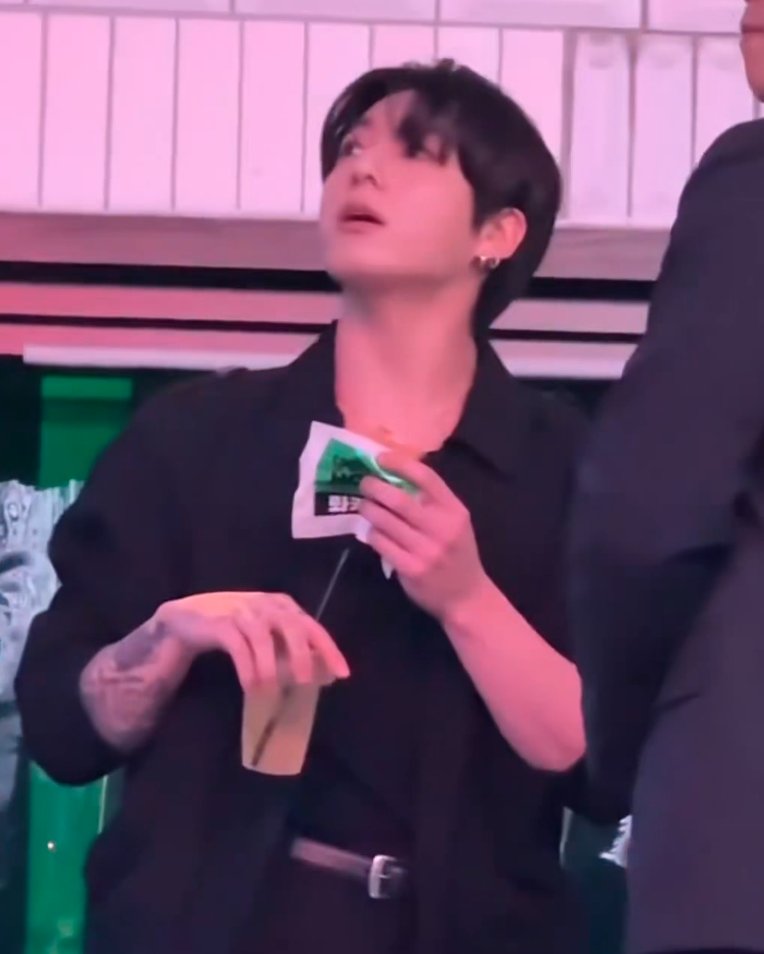 AboutMusicYT's tweet photo. Jungkook was spotted attending Spotify House in Seoul today. https://t.co/nLCMVI7OsS