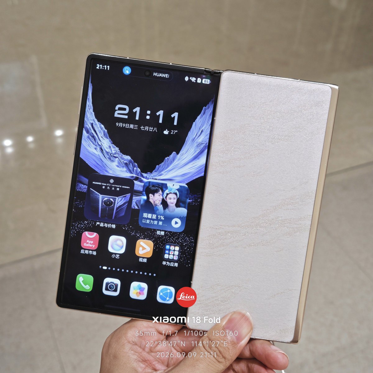 feni_book's tweet photo. Hands-on with the Huawei Mate XT2 tri-fold. Straight to the conclusions:

The display is better than the Samsung Galaxy Z TriFold.
Privacy mode doesn’t reduce the screen resolution, which is better than the Galaxy S26 Ultra.
The folding/unfolding feel isn’t as good as the Galaxy Z TriFold. The hinge is way too tight, making it pretty hard to unfold.
The Kirin 9050 Pro definitely isn’t as powerful as Samsung’s chipset, but that doesn’t necessarily mean the Mate XT2 feels any less smooth in everyday use.
The cameras are better than the Galaxy Z TriFold.
The Mate XT2 also feels more premium in the hand than the Galaxy Z TriFold.
Huawei even lets you use just the left half of the screen when the phone is partially folded. So technically, it really does have “one more screen” than the Galaxy Z TriFold. 😂
