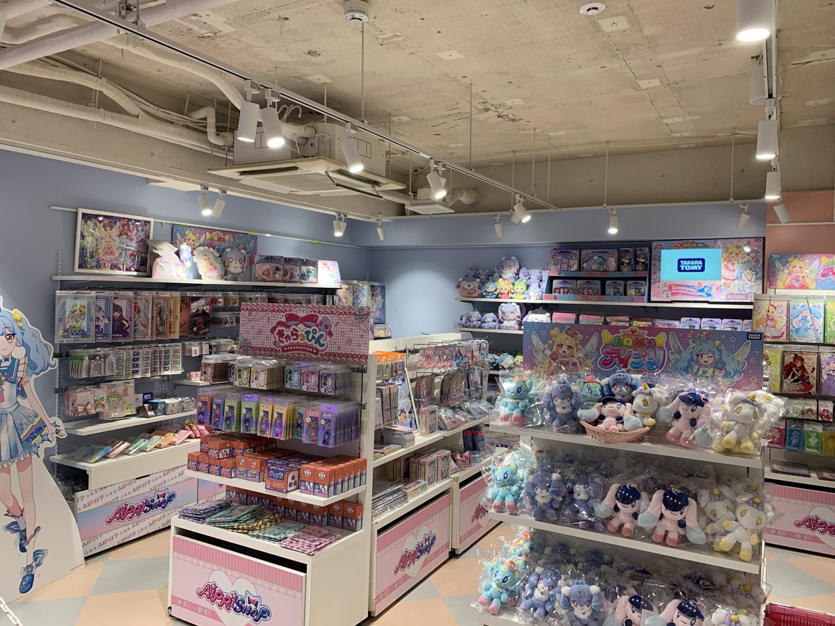 tartsPR's tweet photo. 🎀明日オープン🎀

『アイプリショップ池袋店』にひと足早くお邪魔しました✨

店内にはアイプリやプリティーシリーズのグッズがずらり🌈 カフェメニューもとってもかわいいので要チェックです☕💕

明日のオープンをお楽しみに♪

#おねがいアイプリ　#プリティーシリーズ https://t.co/D2GrxCxhb6