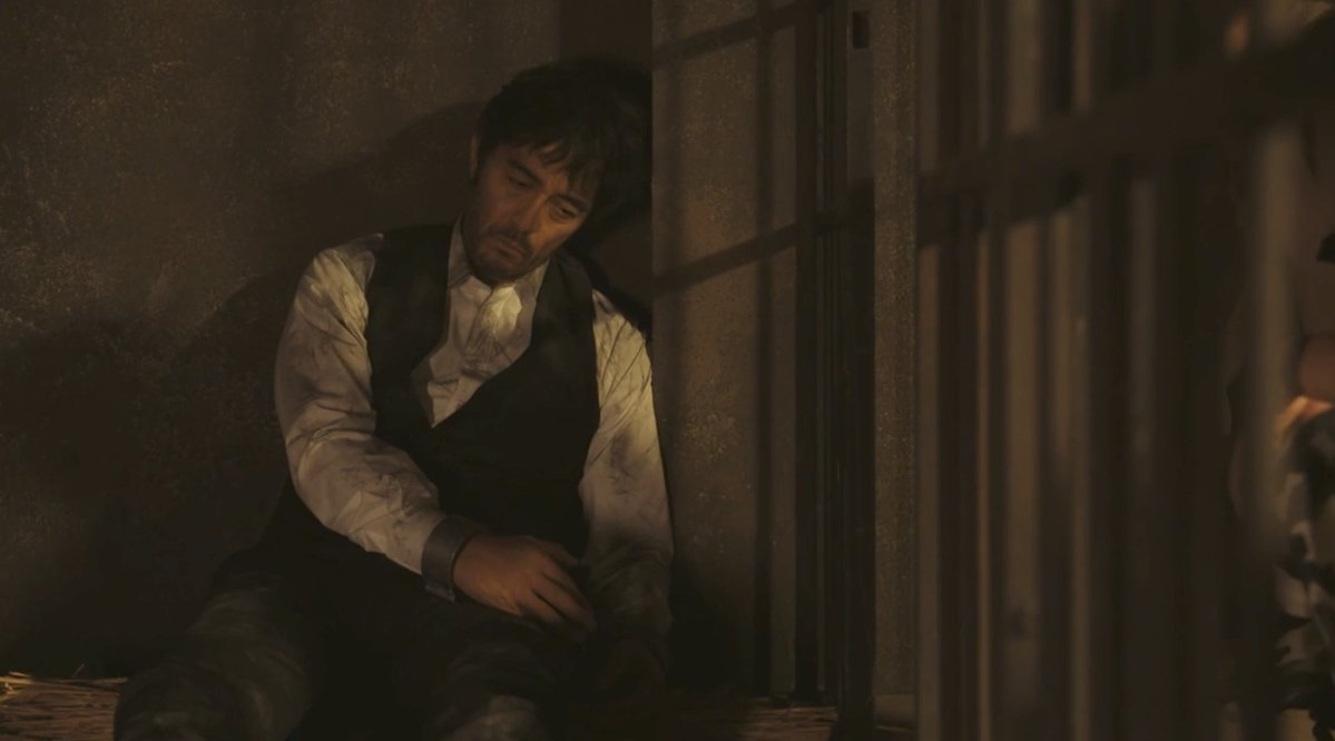 mas__yamazaki's tweet photo. TBSのドラマ「VIVANT」、9月6日の放送でも「誰が裏切ったか」等の筋書きと並行して、相変わらず拷問シーンへの熱量がすごい。

中国人が日本の公安警察の阿部寛を牢屋に閉じ込め、食事を持ってくるふりをして毎回目の前で床にぶちまけて笑う。中国人は残忍だというイメージを視聴者に刷り込んでいる。 https://t.co/6875AEqpjB