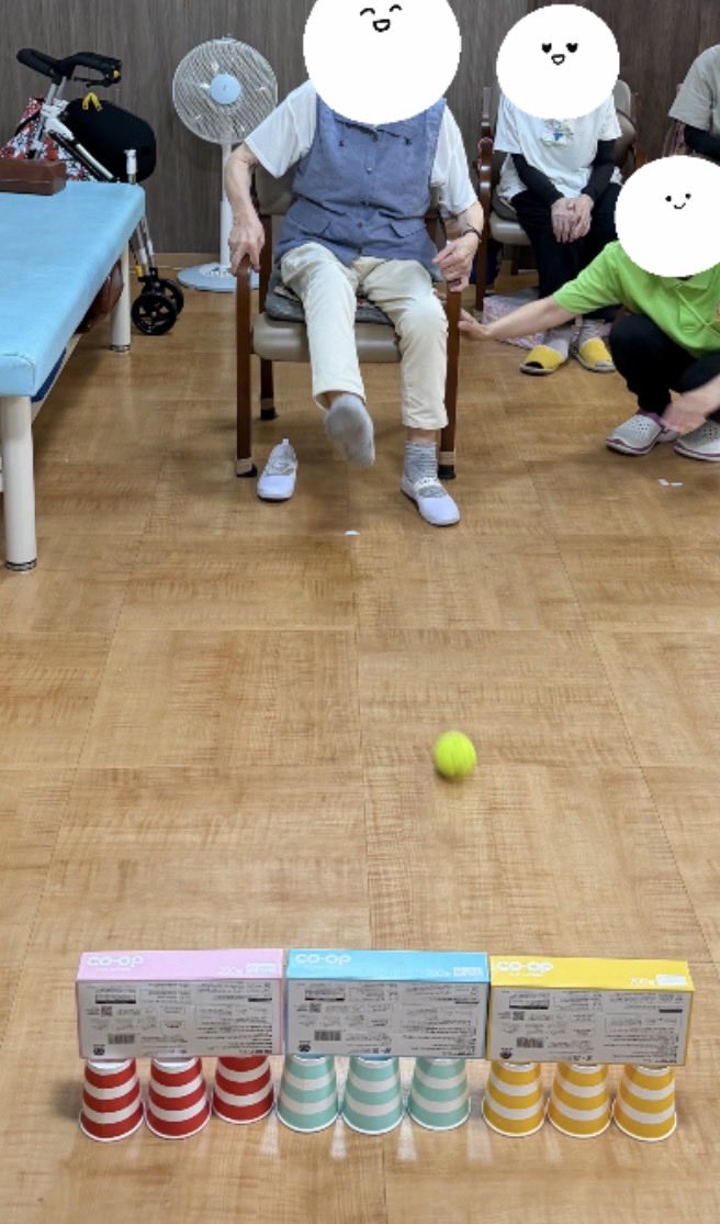 hrnkwi's tweet photo. 「同じところばっかり転がる！？」

足でボールを転がして、
並べた紙コップを抜いていくゲーム⚽️

なぜか何度も
同じところを通過するボール笑

すると利用者さんから
「次はトンネルをくぐるゲームはどう？」

遊んでいるうちに、新しいアイデアをいただきました♪

皆んなで作るのもいいですね！ https://t.co/3CwQsHgyz7