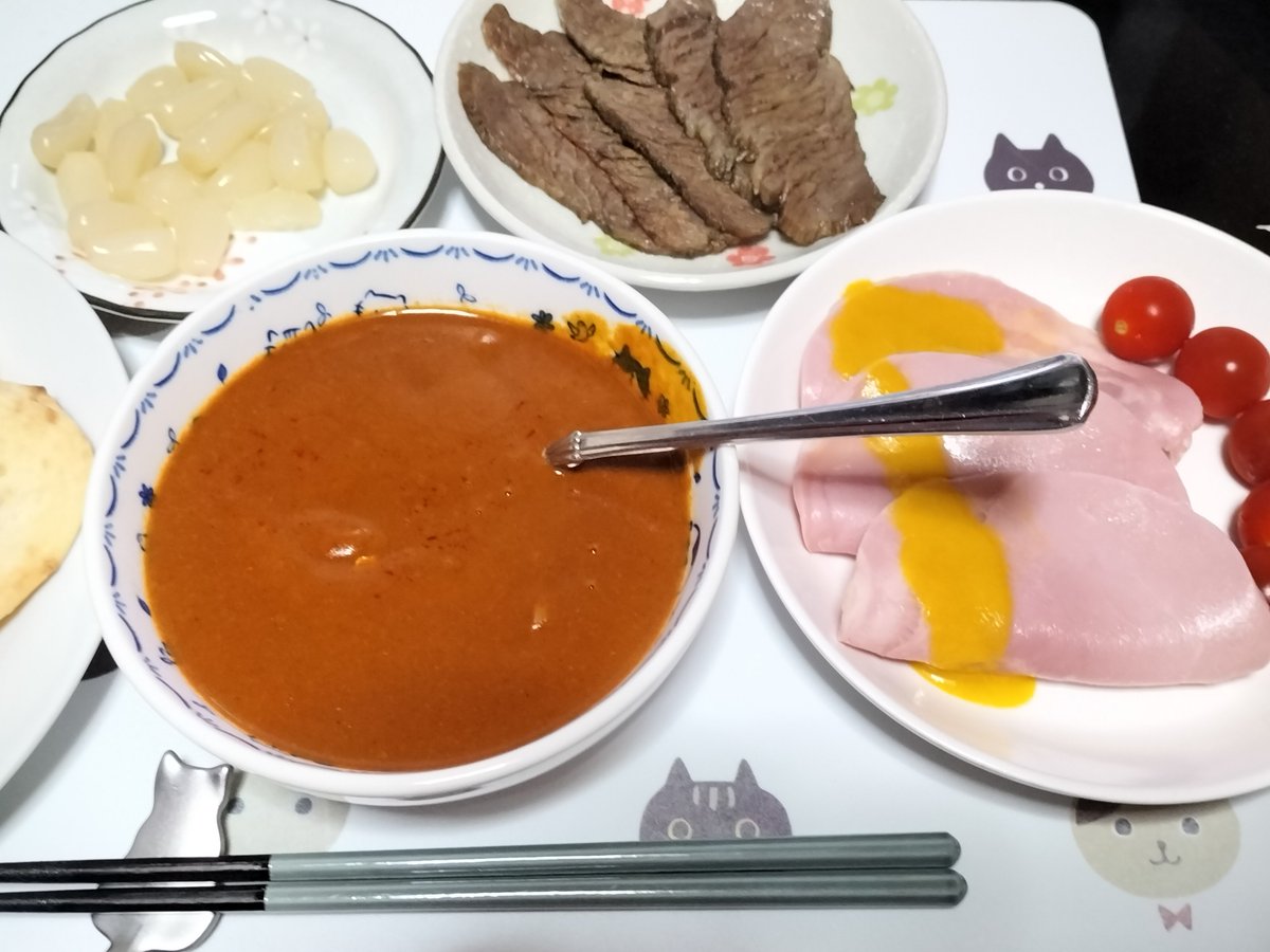 infinetee333's tweet photo. 皆さん、こんばんはです✨
本日の晩ごはんは、
無印良品さんの
バターチキンカレー&amp;ナン、
精肉店竹福さんの
モモハム使用のサラダ、
国産黒毛和牛のさいぼし（燻製肉 ）、
岩下食品さんの
岩下の花らっきょうです🎉🌈
では、いただきま〜す🍴💖。 https://t.co/ptED3qLpb4