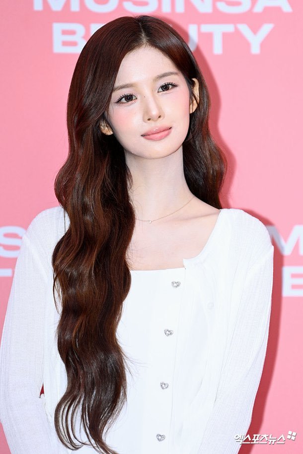 onme_count58157's tweet photo. 260910 Sullyoon 'MUSINSA BEAUTY HONGDAE' opening event https://t.co/ZOTsACBu4I