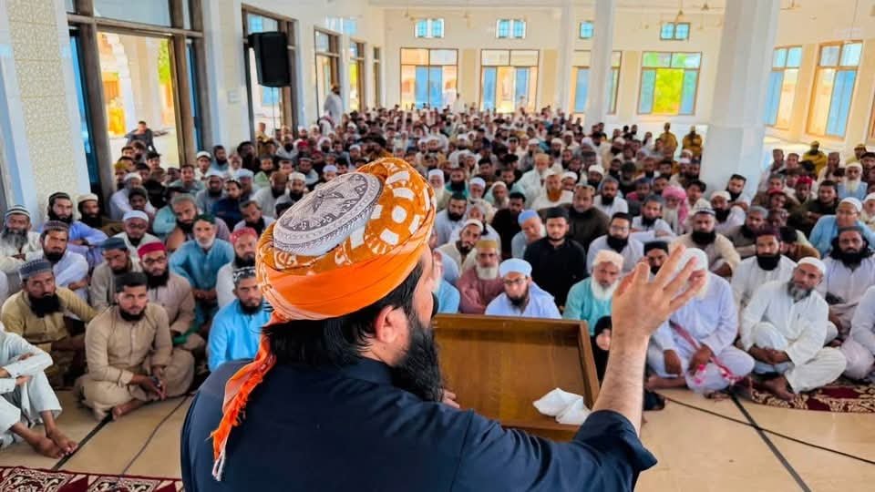 SamiSwati_'s tweet photo. جے یو آئی تحصیل دیہی حیدرآباد کے مجلس عمومی اور یونٹس کے امراء و نظماء کا مشترکہ اجلاس

امن عالم اجتماع کی تیاریوں کے سلسلے میں جمعیت علماء اسلام تحصیل دیہی حیدرآباد کے مجلس عمومی اور یونٹس کے امراء و نظماء کا مشترکہ اجلاس ، اجلاس میں 19، 20 اور 21 مارچ 2027ء کو سکھر میں منعقد ہونے والے امن عالم اجتماع کی تیاریوں، تنظیمی امور اور عوامی رابطہ مہم کے حوالے سے تفصیلی گفتگو کی گئی۔

اجلاس سے امی�� سندھ مرشدالموحدین حضرت سائیں عبدالقیوم ہالیجوی صاحب، صوبائی سیکرٹری جنرل قائدِ سندھ علامہ راشد محمود سومرو صاحب اور دیگر صوبائی عہدیداران نے خطاب کیا۔

انہوں نے امن عالم اجتماع کو کامیاب بنانے کے لیے تنظیمی سطح پر بھرپور تیاریوں اور کارکنان کو ��تحرک کرنے پر زور دیا۔