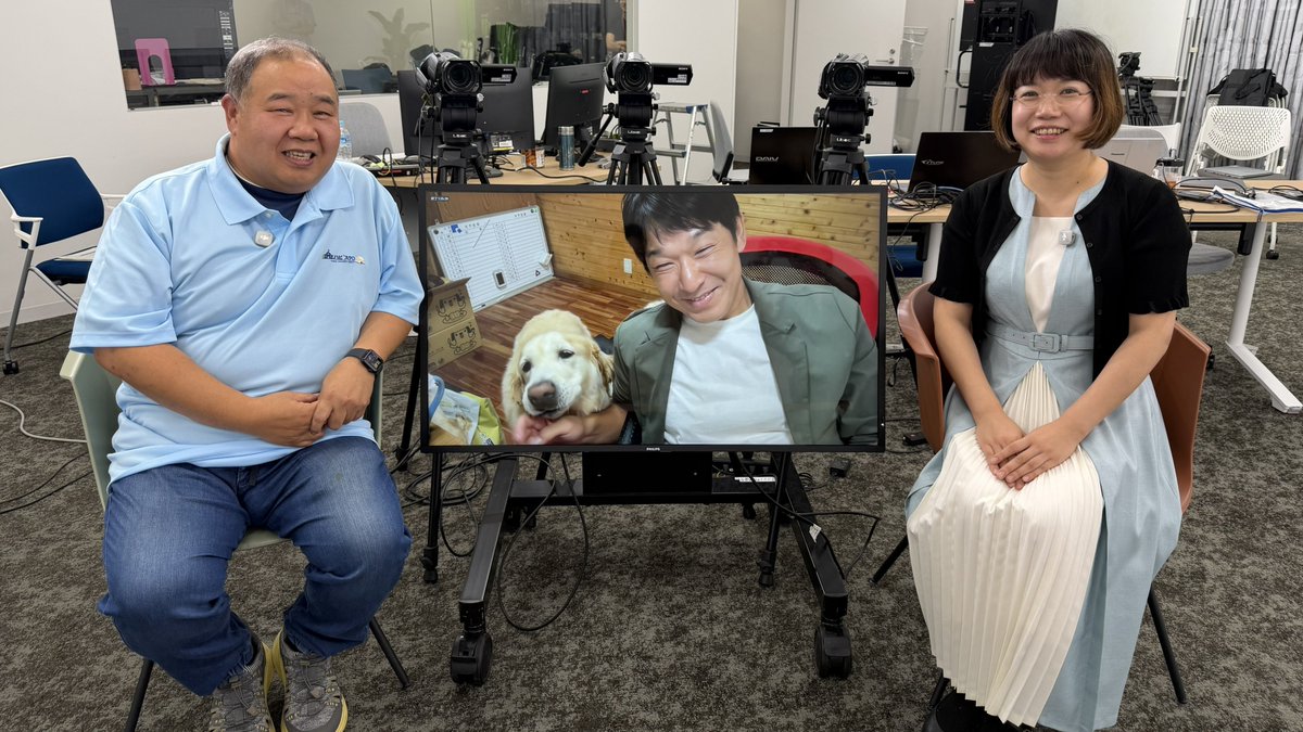 asahi_eso's tweet photo. #記者サロン「学校に犬がいるということ」を収録しました。

日本スクールドッグ協会を立ち上げた青木潤一さんは、ワンちゃんと一緒に岡山からリモート出演。
時折しっぽが見えたり、足音が聞こえたりして和やかな雰囲気でした。

お申し込みはこちら→ https://t.co/qtx70ZJ4fH https://t.co/V01mgig5gD