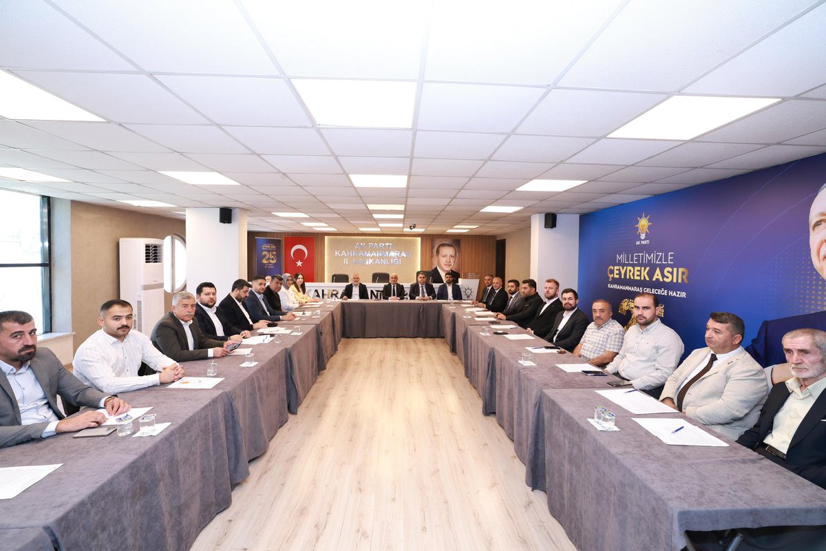 AkKahramanmaras's tweet photo. #Eylül Ayı, Kahramanmaraş Büyükşehir Belediyesi Meclis Grup toplantımızı, İl Başkanımız M.Burak Gül Başkanlığında; Büyükşehir Belediye Meclis Başkanvekilimiz Mehmet Beşen, Onikişubat Belediye Başkanımız Hanifi Toptaş, Afşin Belediye Başkanımız Koray Kıraç ve Meclis Üyelerimizin katılımlarıyla gerçekleştirdik.

Toplantımız ve Eylül Ayı Büyükşehir Belediye Meclisi hayırlara vesile olsun.

#AKParti
#Kahramanmaraş 🇹🇷