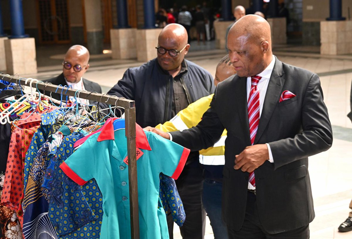 NationalCoGTA's tweet photo. #HappeningToday
📌 Rustenburg, North West | Deputy Minister Dr Namane Dickson Masemola is engaging Community Work Programme participants in Bojanala District Municipality.
#CWP #EveryMunicipalityMustWork https://t.co/YxO7XmwPGb