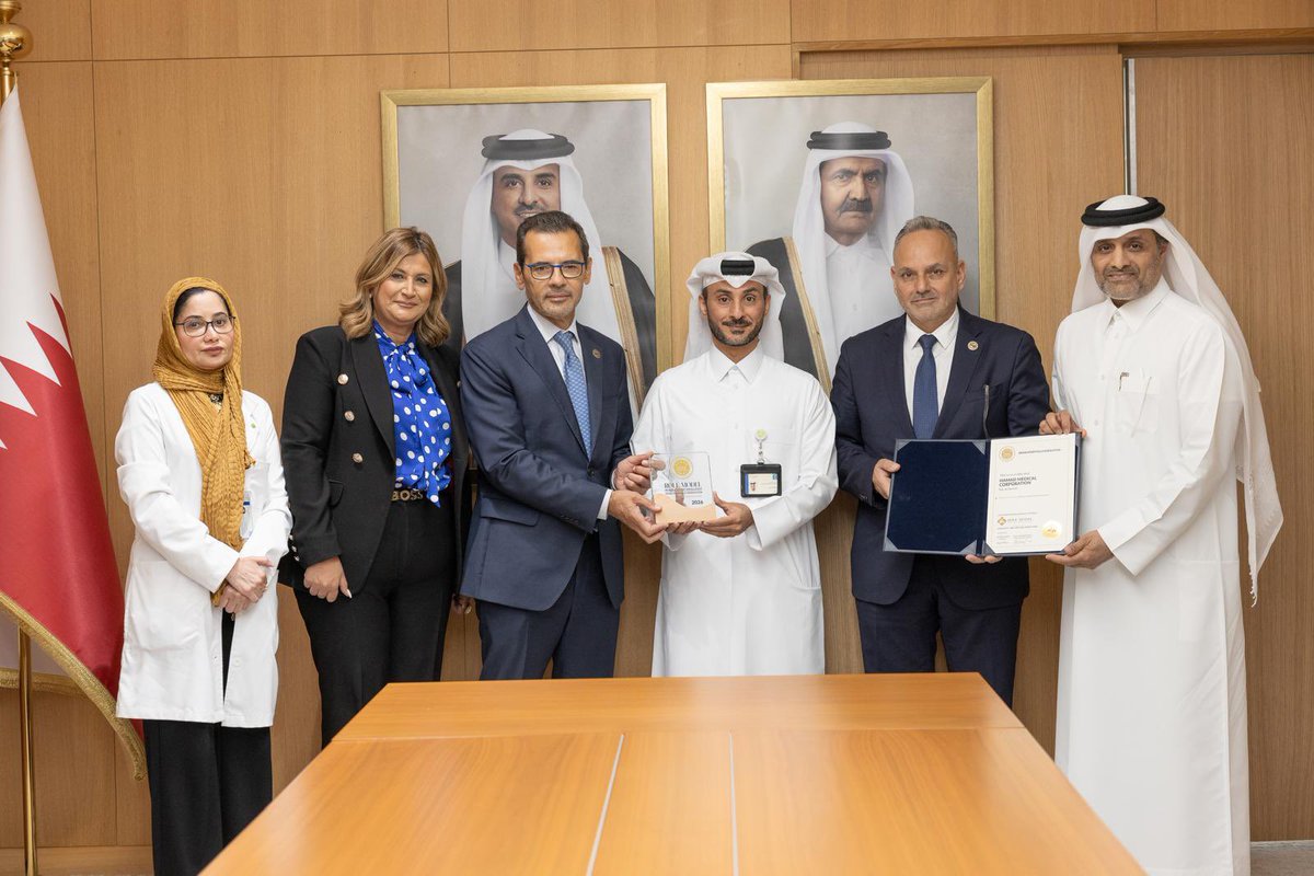 HMC_Qatar's tweet photo. فازت مؤسسة حمد الطبية بالجائزة البلاتينية في الرعاية المرتكزة على المريض ضمن جوائز شهادة المبادرة الذهبية (النسخة السابعة) التي نظمها اتحاد المستشفيات العربية ؛ وقد حصلت المؤسسة على المركز الأول على المستوى العربي في مجال الرعاية وتجربة المريض تقديرًا لأدائها في تعزيز الرعاية المرتكزة على الفرد في مختلف المستشفيات والخدمات التي تقدمها.