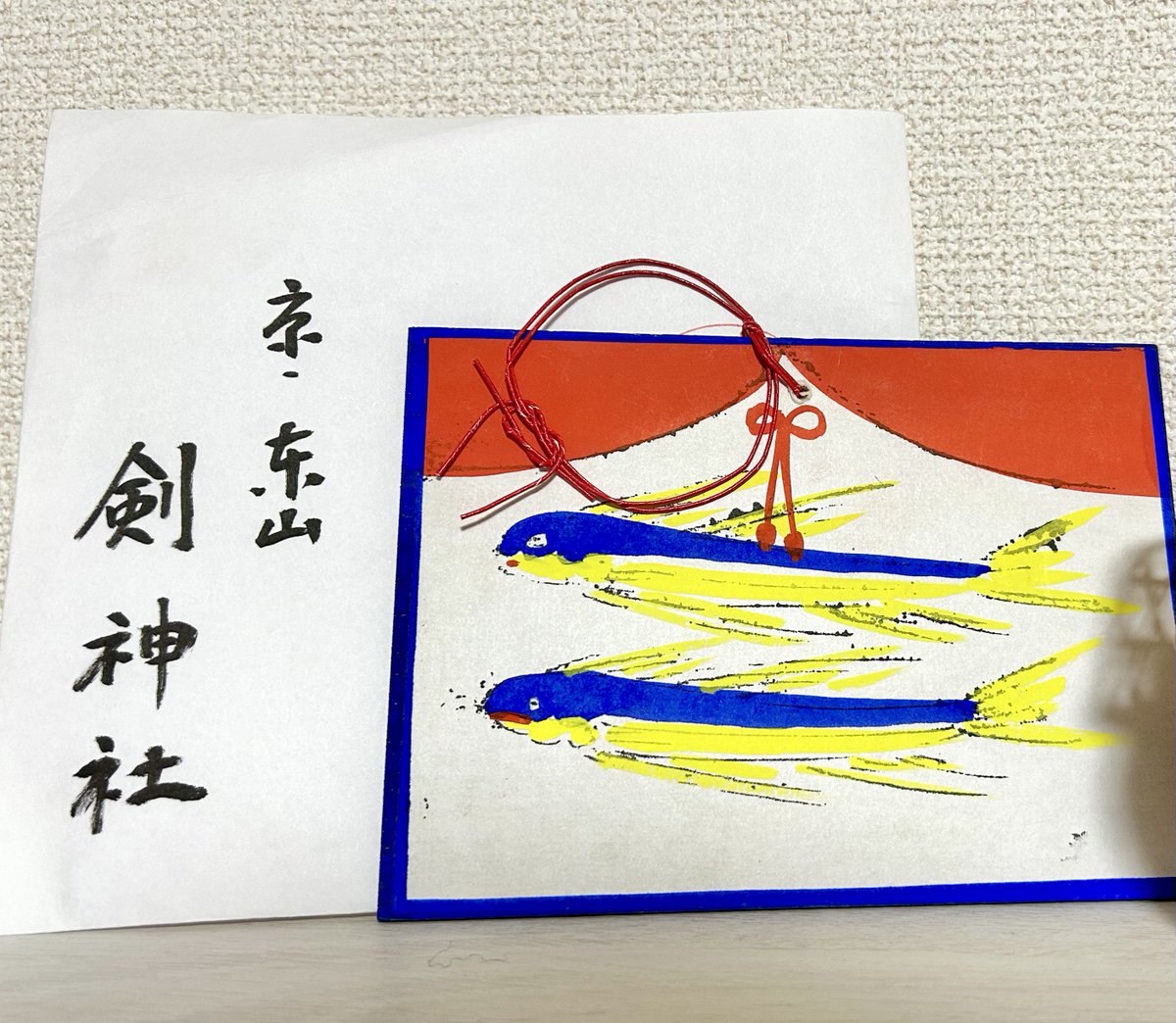 aratakainu's tweet photo. トビウオの絵馬で有名な京都東山の剣神社🐟🐟
口をよく見ると阿吽の形になっています。
子どもの夜泣きや吃音にご利益があるとされ、切実な願いが込められた絵馬が多く奉納されていました。 https://t.co/EUPDlYAU4W