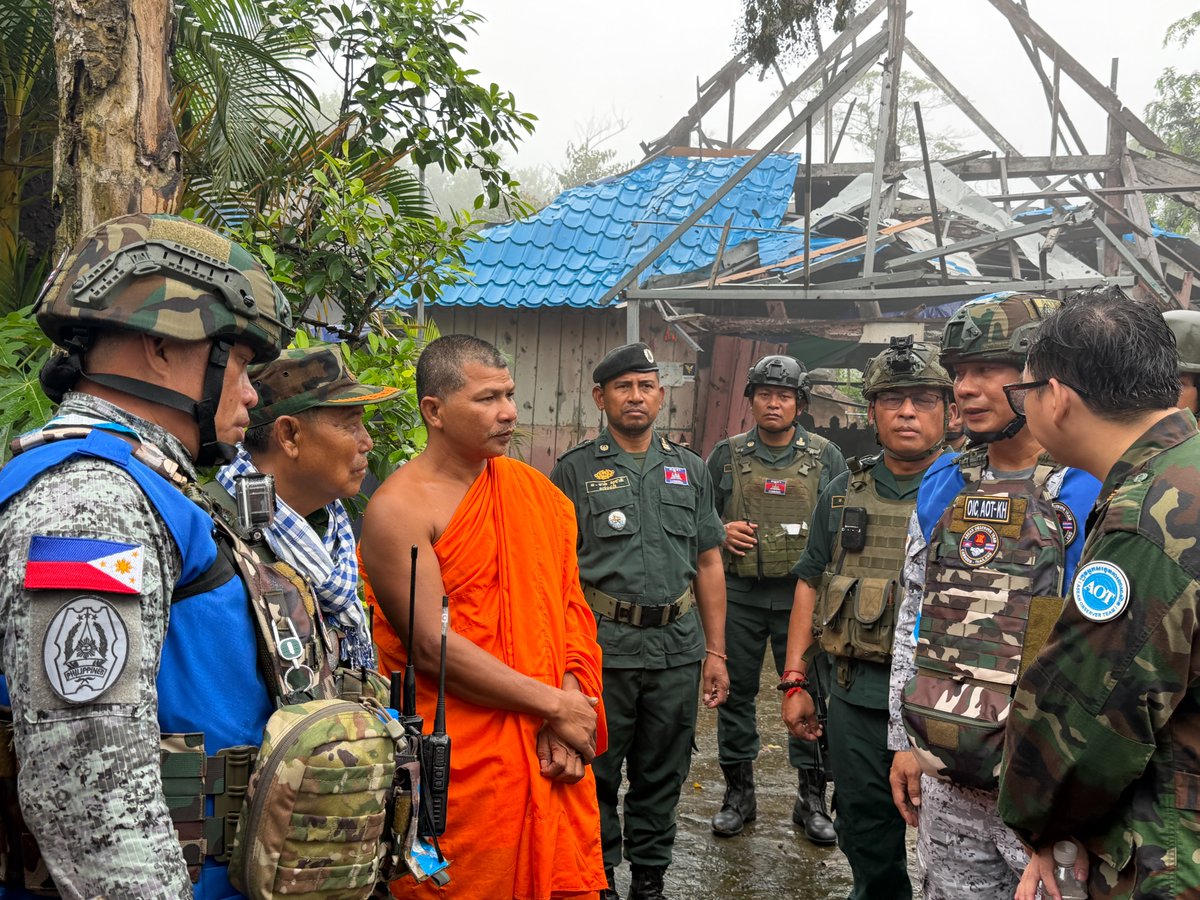 modgovkh's tweet photo. សេចក្តីប្រកាសព័ត៌មាន 

អ្នកនាំពាក្យក្រសួងការពារជាតិ នៃព្រះរាជាណាចក្រកម្ពុជា សូមជម្រាបជូនសាធារណជន អ្នកសារព័ត៌មានជាតិ និងអន្តរជាតិមេត្តាជ្រាបថា៖ 

នៅថ្ងៃព្រហស្បតិ៍ ទី១០ ខែកញ្ញា ឆ្នាំ២០២៦ វេលាម៉ោង ០៨:១៥នាទីព្រឹក ក្រុមអ្នកសម្របសម្រួល (CLG) នៃព្រះរាជាណាចក្រកម្ពុជា បានសម្របសម្រួលជូនក្រុមអ្នកសង្កេតការណ៍អាស៊ានប្រចាំព្រះរាជាណាចក្រកម្ពុជា (ASEAN Observer Team - Cambodia: AOT-KH) ដឹកនាំដោយប្រធានបេសកកម្មក្រុមអ្នកសង្កេតការណ៍អាស៊ាន (AOT KH HOM) ពីសាធារណរដ្ឋហ្វីលីពីន ដើម្បីចុះសង្កេតការណ៍ ផ្ទៀងផ្ទាត់ និងរាយការណ៍អំពីស្ថានភាពតាមបណ្តោយព្រំដែនកម្ពុជា-ថៃ នៅតំបន់ប្រាសាទព្រះវិហារ ស្ថិតក្នុងខេត្តព្រះវិហារ ដែលជាបេតិកភណ្ឌពិភពលោក និងជាសម្បត្តិមនុស្សជាតិទាំងមូល ដោយបានទទួលរងការវាយប្រហារបំផ្លិចបំផ្លាញ និងការខូចខាតយ៉ាងធ្ងន់ធ្ងរបំផុតពីសំណាក់យោធាថៃ។ 

សូមគូសបញ្ជាក់ផងដែរថា សំណង់ និងស្ថាបត្យកម្មសំខាន់ៗ នៃប្រាសាទព្រះវិហារ ត្រូវបានទទួលរងផលប៉ះពាល់យ៉ាងធ្ងន់ធ្ងរ ហើយការខូចខាតទាំងនោះ គឺបណ្តាលមកពីការផ្លោងគ្រាប់ធុនធ្ងន់ម្តងហើយម្តងទៀត និងការទម្លាក់គ្រាប់បែកពីលើអាកាសចេញពីយន្តហោះគ្មានមនុស្សបើក និងយន្តហោះចម្បាំង ដែលបានបាញ់សំដៅផ្ទាល់មកលើតំបន់ប្រាសាទព្រះវិហារ ដោយចេតនា និងដោយមិនរើសអើង។ ជាងនេះទៅទៀត ក្រោយបទឈប់បាញ់ចូលជាធរមានកាលពីថ្ងៃទី២៧ ខែធ្នូ ឆ្នាំ២០២៥ យោធាថៃនៅតែបន្តធ្វើសកម្មភាពទន្រ្ទានមកលើដែនអធិបតេយ្យរបស់កម្ពុជា តាមរយៈការដាក់ពង្រាយទូកុងទឺន័រ ការរាយបន្លាលួស ការជីកប្រឡាយ ការធ្វើលេណដ្ឋាន ការធ្វើផ្លូវបេតុងចូលកាន់តែជិតតំបន់ប្រាសាទព្រះវិហារ ដែលជាទង្វើររំលោភបំពានលើច្បាប់អន្តរជាតិ និងកិច្ចព្រមព្រៀងដែលមានស្រាប់រវាងប្រទេសទាំងពីរ។

រាជរដ្ឋាភិបាល នៃព្រះរាជាណាចក្រកម្ពុជា តែងតែប្រកាន់ខ្ជាប់នូវការដោះស្រាយបញ្ហាព្រំដែនដោយមធ្យោបាយសន្តិវិធីស្របតាមច្បាប់អន្តរជាតិ ជាអាទិ៍ តាមរយៈយន្តការទ្វេភាគីដែលមានស្រាប់ អនុលោមតាមអនុសញ្ញា សន្ធិសញ្ញា កិច្ចព្រមព្រៀងទ្វេភាគីដែលមានជាធរមាន និងស្របតាមអាណត្តិរបស់គណៈកម្មការចម្រុះខណ្ឌសីមាព្រំដែនគោក (JBC) កម្ពុជា-ថៃ។ ជាការពិតណាស់ ការសម្រេចបាននូវសន្តិភាពយូរអង្វែងរវាងប្រទេសយើងទាំងពីរ ដែលនឹងរួមចំណែកដល់សន្តិភាព ស្ថិរភាព និងឯកភាពក្នុងអាស៊ានផងដែរនោះ គឺទាមទារឱ្យមានការប្តេជ្ញាចិត្តពិតប្រាកដ និងស្មោះត្រង់ ព្រមទាំងការគោរពឱ្យបានពេញលេញនូវច្បាប់អន្តរជាតិ ធម្មនុញ្ញអាស៊ាន ក៏ដូចជាសន្ធិសញ្ញា និងកិច្ចព្រមព្រៀងដែលមានស្រាប់រវាងកម្ពុជានិងថៃ។

កម្ពុជាតែងតែផ្តល់ការគាំទ្រយ៉ាងពេញទំហឹងដល់ក្រុមអ្នកសង្កេតការណ៍អាស៊ាន (AOT) ព្រមទាំងសង្កត់ធ្ងន់ទៅលើសារៈសំខាន់មិនអាចខ្វះបានក្នុងការពង្រឹងតួនាទី និងអាណត្តិរបស់ AOT ក្នុងការចុះពិនិត្យផ្ទាល់នៅទីតាំងជាក់ស្តែង ដើម្បីផ្ទៀងផ្ទាត់ និងធានាការអនុវត្តបទឈប់បាញ់ឱ្យបានពេញលេញ និងប្រកបដោយប្រសិទ្ធភាព ដូចដែលមានចែងក្នុងសេចក្តីប្រកាសរួមនៃកិច្ចប្រជុំពិសេសលើកទី៣ នៃគណៈកម្មាធិការព្រំដែនទូទៅកម្ពុជា-ថៃ (GBC) ថ្ងៃទី២៧ ខែធ្នូ ឆ្នាំ២០២៥, សេចក្តីថ្លែងការណ៍រួមស្តីពីកិច្ចព្រមព្រៀងសន្តិភាពរវាងកម្ពុជានិងថៃ ថ្ងៃទី២៦ ខែតុលា ឆ្នាំ២០២៥ និងកិច្ចព្រមព្រៀងពាក់ព័ន្ធផ្សេងទៀត សំដៅលើកកម្ពស់តម្លាភាព គណនេយ្យភាព និងការជឿទុកចិត្តគ្នាទៅវិញទៅមក។

អាស្រ័យដូចបានជម្រាបជូនខាងលើ សូមសាធារណជន អ្នកសារព័ត៌មានជាតិ និងអន្តរជាតិជ្រាបជាព័ត៌មាន៕ 

ថ្ងៃព្រហស្បតិ៍ ១៣រោច ខែស្រាពណ៍ ឆ្នាំមមី អដ្ឋស័ក ព.ស.២៥៧០ ត្រូវនឹងថ្ងៃទី១០ ខែកញ្ញា ឆ្នាំ២០២៦

Unofficial Translation
Press Release

The Spokeswoman of the Ministry of National Defence of the Kingdom of Cambodia wishes to inform the public, as well as members of national and international media outlets, as follows:

On Thursday, September 10, 2026, at 08:15 AM, the Cambodian Liaison Group (CLG) coordinated a field visit for the ASEAN Observer Team in Cambodia (AOT-KH), led by the Head of Mission (HOM) from the Philippines, to observe, verify, and report on the situation along the Cambodia–Thailand border in the area of Preah Vihear Temple, Preah Vihear Province—the World Heritage Site and a treasure of humanity that has suffered immense damage from attacks by the Thai military.

It is also worth noting that key structures and architectural features of the Preah Vihear Temple have been severely damaged by repeated heavy artillery shelling and aerial bombardment involving unmanned aerial vehicles and fighter jets, which deliberately and indiscriminately targeted the Preah Vihear Temple area. Moreover, after the ceasefire took effect on December 27, 2025, the Thai military continued to encroach on Cambodian sovereign territory by deploying shipping containers, installing barbed wire, excavating trenches, constructing bunkers, and paving concrete roads closer to the Preah Vihear Temple area. These activities violate international law and existing agreements between the two countries.

The Royal Government of the Kingdom of Cambodia has consistently committed to resolving border issues peacefully and in accordance with international law, existing bilateral mechanisms, conventions, treaties, bilateral agreements currently in force, as well as the mandate of the Cambodia–Thailand Joint Boundary Commission (JBC). Undeniably, achieving lasting peace between our two nations—which would also contribute to peace, stability, and unity within ASEAN—requires genuine and sincere commitment, together with full respect for international law, the ASEAN Charter, and existing treaties and agreements between Cambodia and Thailand.

Cambodia has always provided its full support to the ASEAN Observer Team (AOT) and emphasized the indispensable importance of strengthening the AOT’s role and mandate to conduct on-site inspections to verify and ensure the full and effective implementation of the ceasefire as stipulated in the Joint Statement of the 3rd Special Meeting of the Cambodia-Thailand General Border Committee (GBC) dated December 27, 2025, the Joint Declaration on the Peace Agreement between Cambodia and Thailand dated October 26, 2025, as well as other related agreements aimed at promoting transparency, accountability, and mutual trust.

The public, as well as national and international journalists, are hereby informed of the facts regarding this matter.

Thursday, September 10, 2026