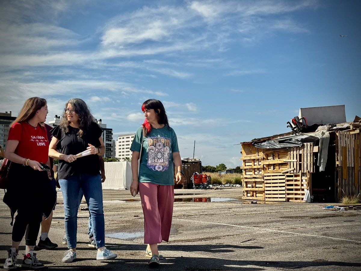 CompromisVLC's tweet photo. 🏎️ Per on abans passaven els Ferrari i la corrupció de Camps i Barberá, hui hi ha desprotecció, pobresa i abandonament.

Este matí @monicaoltra i @BeamudLucia en companyia de les entitats socials han visitat el Circuit de Fórmula 1 de València.

Un drama 🧵 https://t.co/DvqGGjxe3J