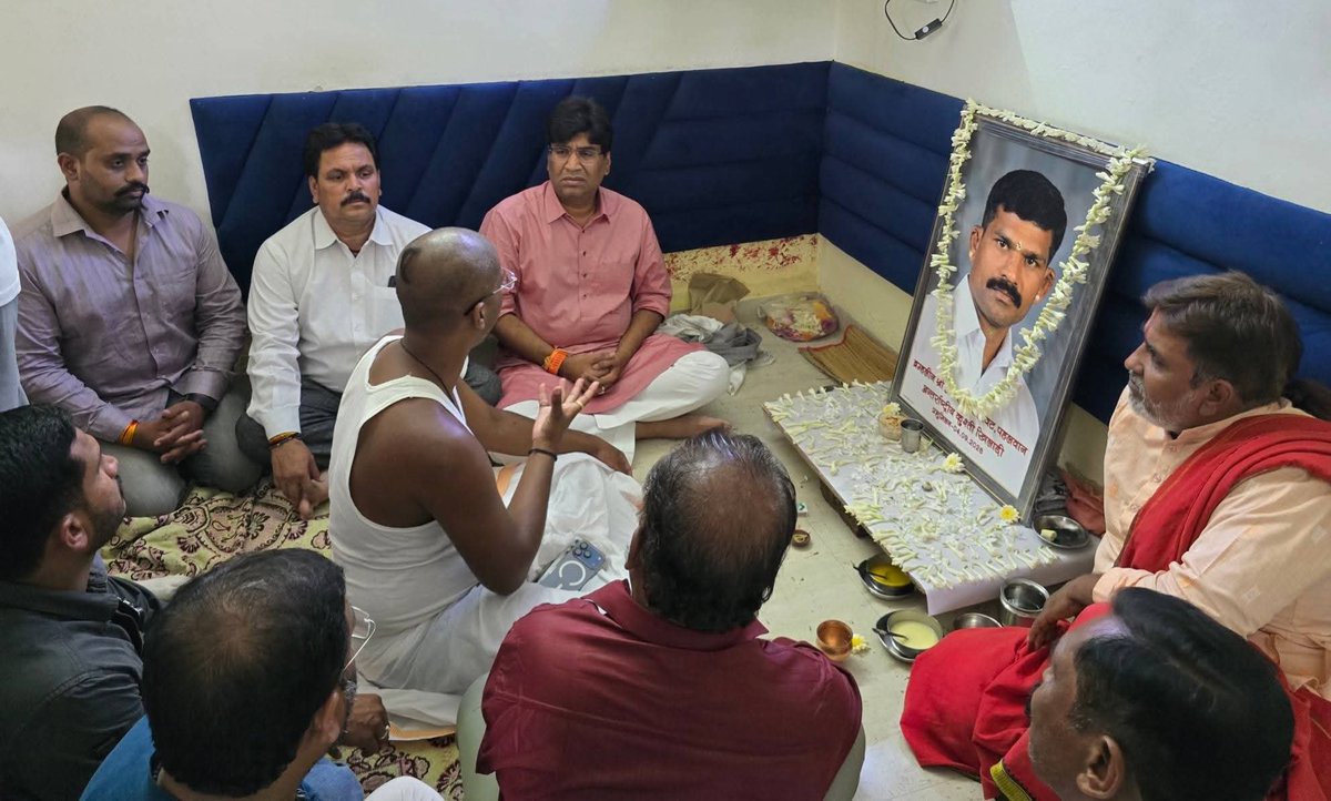 Saawansonkar's tweet photo. अमन सिलावट जी के पूज्यनीय पिताजी अंतरराष्ट्रीय कुश्ती खिलाड़ी स्व. श्री अनोखी सिलावट जी का देवलोक गमन हो जाने पर  शोकाकुल कुल परिवार में पहुंचकर शोक संवेदना व्यक्ति की। https://t.co/D2R0Xmulo6