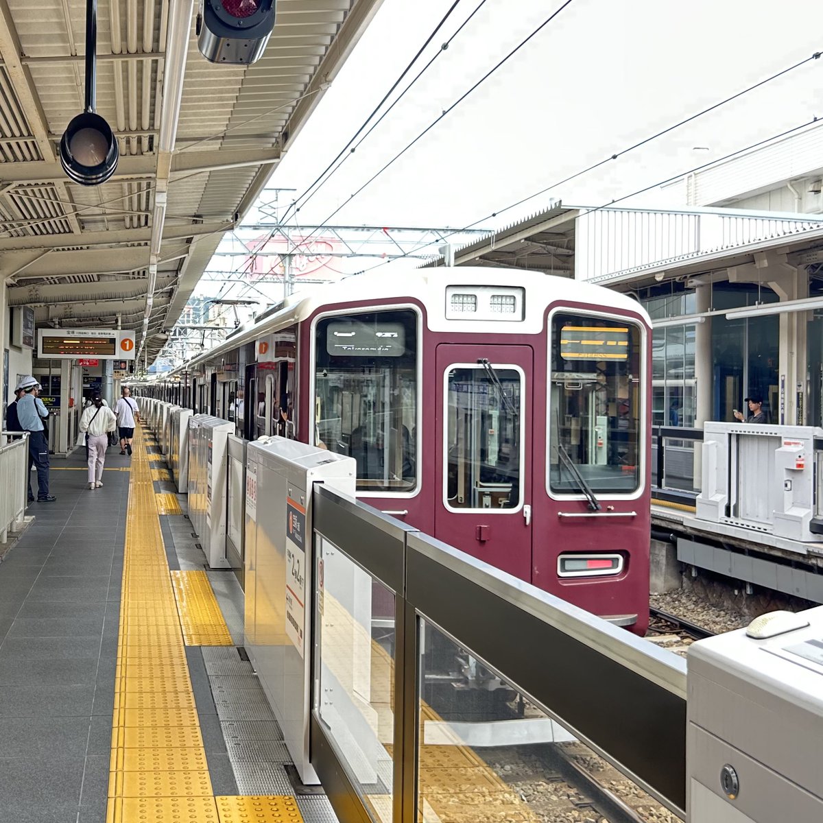 1259K_train's tweet photo. 阪急宝塚本線 #阪急運用 
・急行宝塚1009レ 1004F
・普通大阪梅田1040レ 8004F
・普通雲雀丘花屋敷1039レ 2002F
・急行宝塚1011レ 6006F
・急行大阪梅田1010レ 7015F

阪急箕面線
・普通箕面1163レ 7032F
    ※折り返し普通石橋阪大前1164レ
・箕面2号線留置 7024F https://t.co/A4awLhLGBA