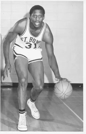 LarryInMissouri's tweet photo. Happy Birthday to the late Bob Lanier, out of Buffalo, New York; 6’11 250; Bob Lanier’s legacy is defined by his dominant, Hall of Fame basketball career and an equally impactful lifetime of community service and leadership off the court. Known affectionately as “The Dobber,” Lanier was a towering 6’11 center celebrated for his soft left-handed hook shot, physical dominance, and legendary size-22 sneakers. Inducted into the Naismith Memorial Basketball Hall of Fame in 1992, his impact shaped the game for generations—Over his 14-year career with the @DetroitPistons & @Bucks he was an 8-time @NBA All Star and the 1974 All Star Game MVP, finishing his career with averages of 20.1 points and 10.1 rebounds per game; 9-10-1948 to 5-10-2022….