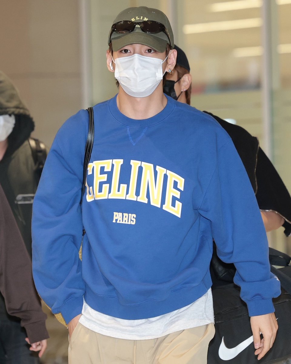 GQJAPAN's tweet photo. #BTS の #V が #セリーヌ（#CELINE）を纏って仁川空港に登場。彼のエアポートスタイルを✔️ https://t.co/T0h1UHe7c4