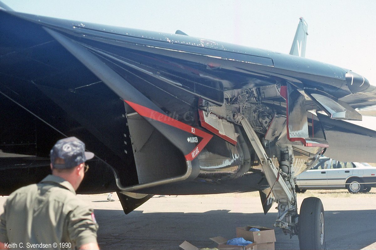 bonjabonja_taku's tweet photo. #6 Tamiya F-14A Tomcat 1/48       
 主脚庫とインテーク周辺は実機写真の視点だと良く見えるので、萌えどころです。  リベットはデカールとドクターリベットの併用。

The main landing gear bays and the area around the intakes are especially visible from the angles seen in photos of the real aircraft, making them some of my favorite areas to work on.
For the rivet detail, I’m using a combination of rivet decals and Dr. Rivet.
#Airplane