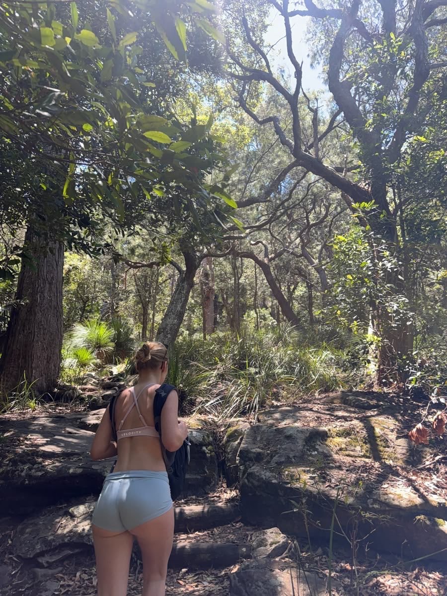 RealRodri_16's tweet photo. Went hiking with my girlfriend's sister https://t.co/21QdegCoZD