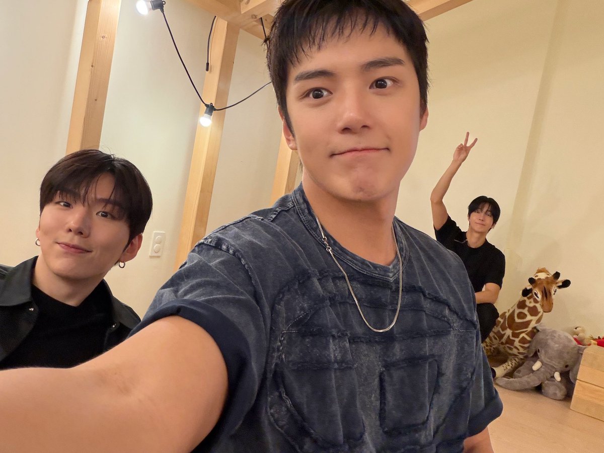 FROMHW2's tweet photo. 짭구삼 셀카 참 좋죠 https://t.co/9OzdqEFBdY