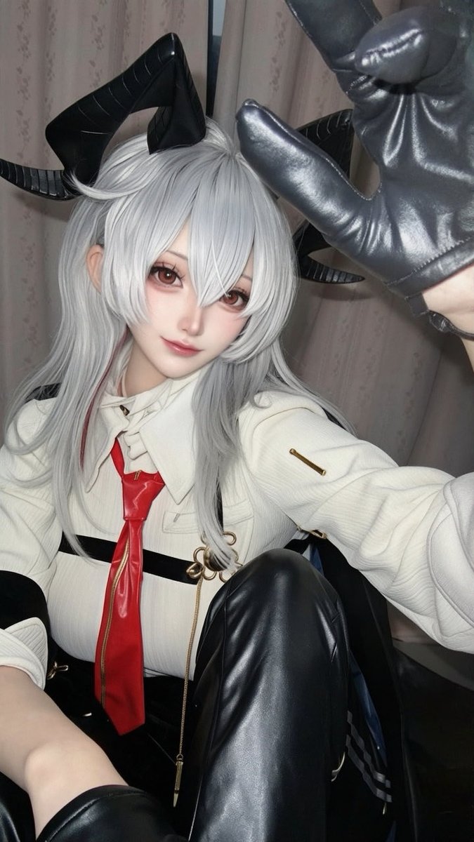 Lantern_cos's tweet photo. 「...今日も仕事お疲れ様。」

仕事終わりによしよししてくれるザンニーさん💕

  #鳴潮コスプレ https://t.co/YG5omZWqtJ