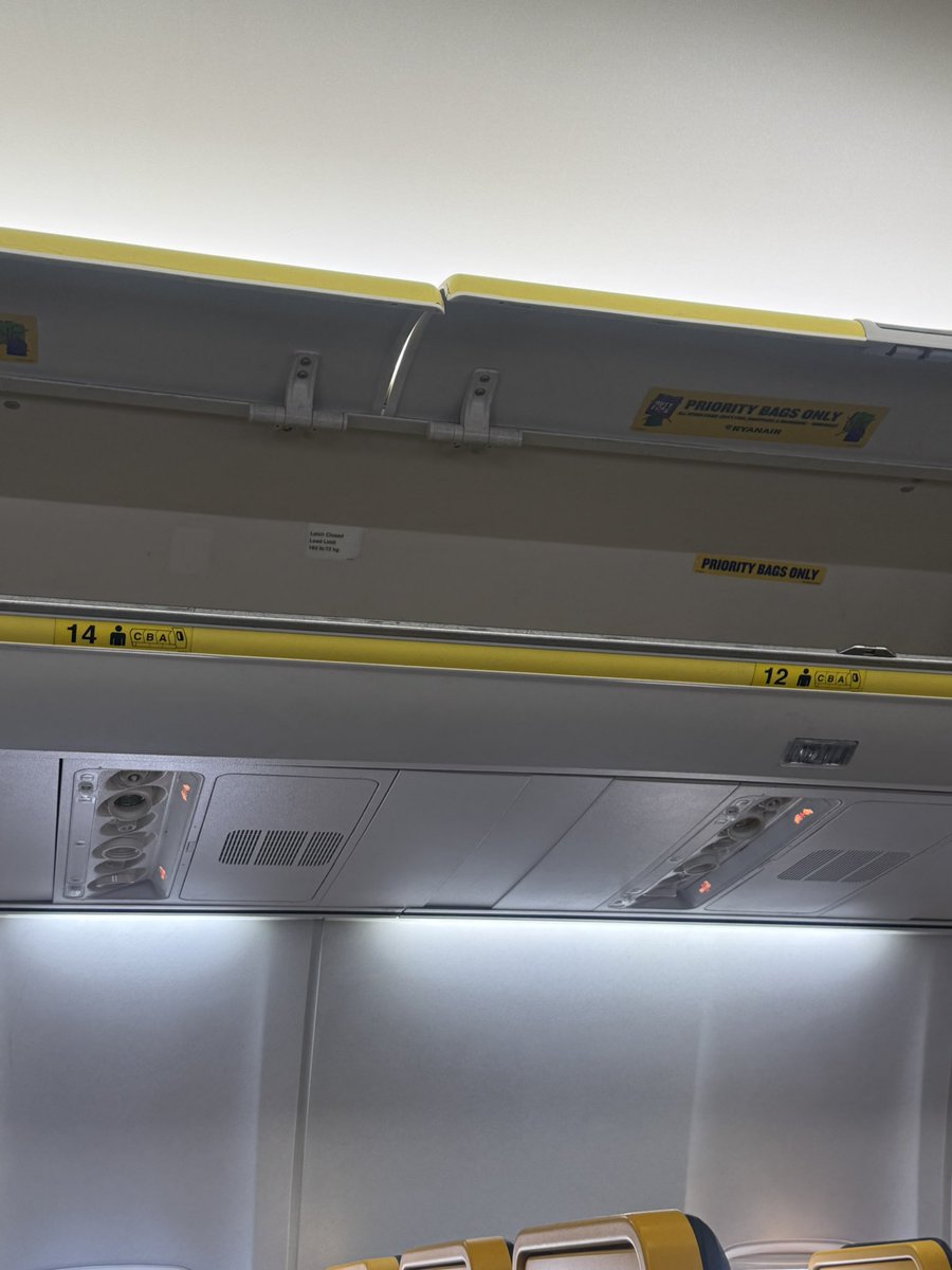 fraparola's tweet photo. amo perché non c’è il 13?? porta sfiga? 

@Ryanair @Ryanair_IT https://t.co/q9ObwU6Xp7