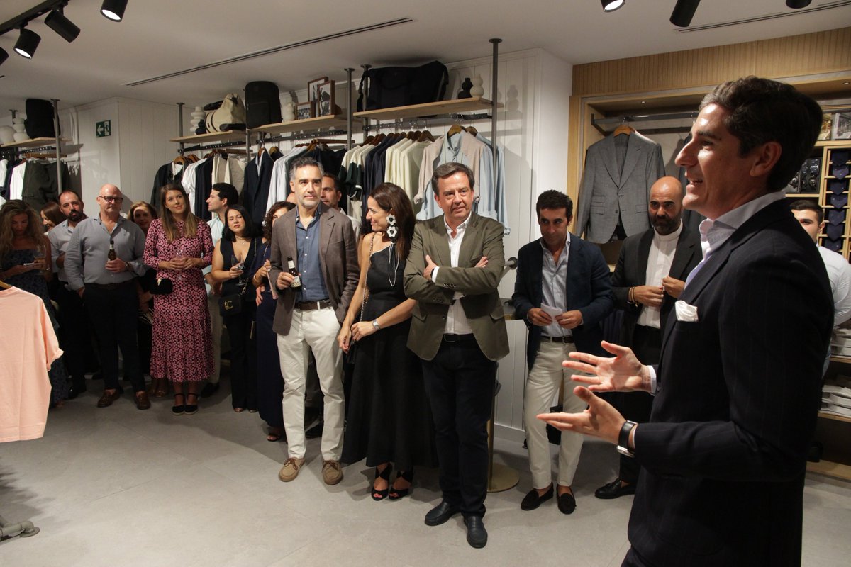 AytoLucena's tweet photo. 👔 La historia de Silbon, marca de ropa con presencia internacional, sigue vinculada a Lucena más de un siglo después.

En el mismo lugar donde hace más de 120 años abrió su sastrería el bisabuelo de Pablo López, ayer acompañamos al CEO de Silbon en la inauguración de su tienda. https://t.co/AajylYp24m