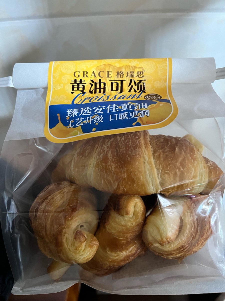 HasanTurandcpp's tweet photo. Just pulled a warm, flaky croissant from the oven—golden crust cracking, buttery aroma filling the whole apartment, and a first bite that tastes like pure weekend magic ， https://t.co/vhHee9ec3Q