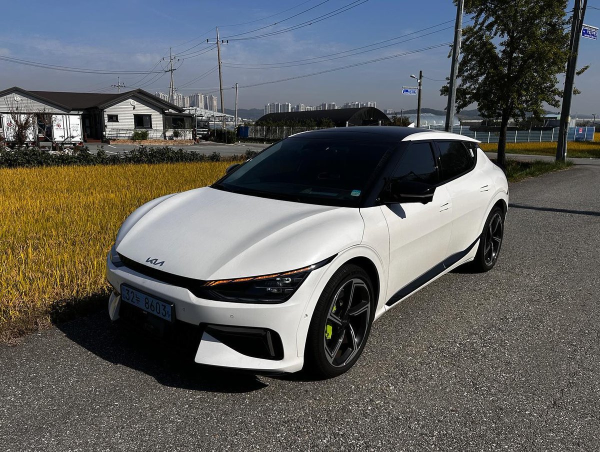 PeggieHigaod's tweet photo. 2023 KIA EV6 GT AIR 4WD A/T. Snow White Pearl, black &amp; neon, wide sunroof, built-in cam. Fun to drive, but a dangerous machine. GT mode launches hard; excellent brakes and quiet cabin, though interior plastics disappoint for the price. https://t.co/adlg9eCDxo