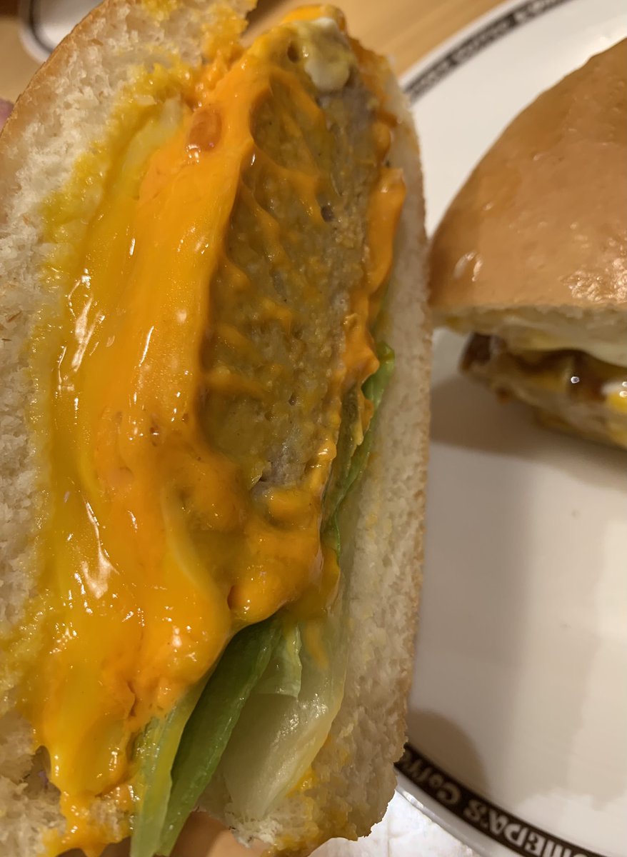 NoXIIIRoxas1's tweet photo. トョと一緒に月見バーガー食べてきた！
ハンバーグが美味しかった〜！！
ローモバの時のせぇなさんのアクキー無事受け取りました〜！王冠カッコいい！ https://t.co/BGT6ZRZN5z