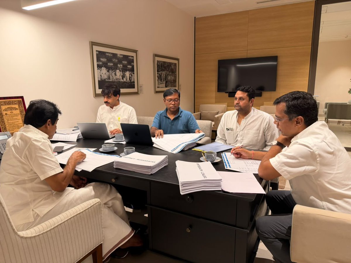 umeshpatelcgpyc's tweet photo. नई दिल्ली स्थित पार्टी कार्यालय में AICC महासचिव एवं संगठन प्रभारी आदरणीय श्री के.सी. वेणुगोपाल जी से मुलाकात कर “संगठन सृजन अभियान” से संबंधित रिपोर्ट सौंपी।
@INCIndia 
@INCChhattisgarh 
@kcvenugopalmp https://t.co/ssIRjOwWak