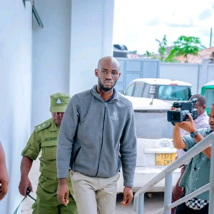 JoyceHuru's tweet photo. Jamaa kapewa dhamana n karudi kazini anasema hakuna askari ataingia kwake bila kupanga foleni hataawe n sare ya polisi au jeshi ndo daktari bingwa wa magonjwa ya ndani moyo figo maini magonjwa ya matajiri n wala rushwa! https://t.co/aFVjVeHKG1