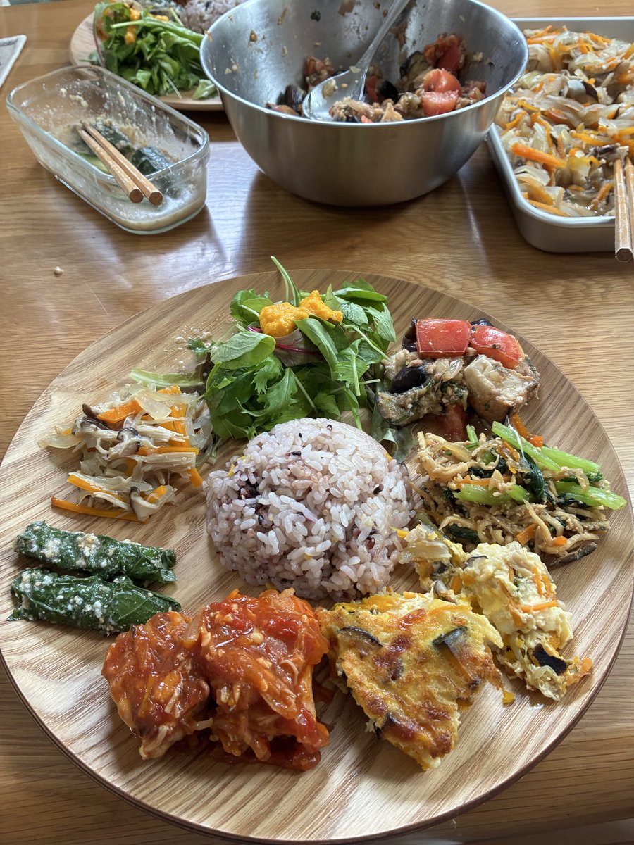 palpal_love's tweet photo. あや先生のもと重ね煮を教えてもらったよ。重ね煮と塩麹、醤油麹もつかった料理をたくさん教えてもらっておいしくて楽しい時間を過ごしました。重ね煮でデザートまで作れるなんて🍰 https://t.co/UjwI4OXvDE