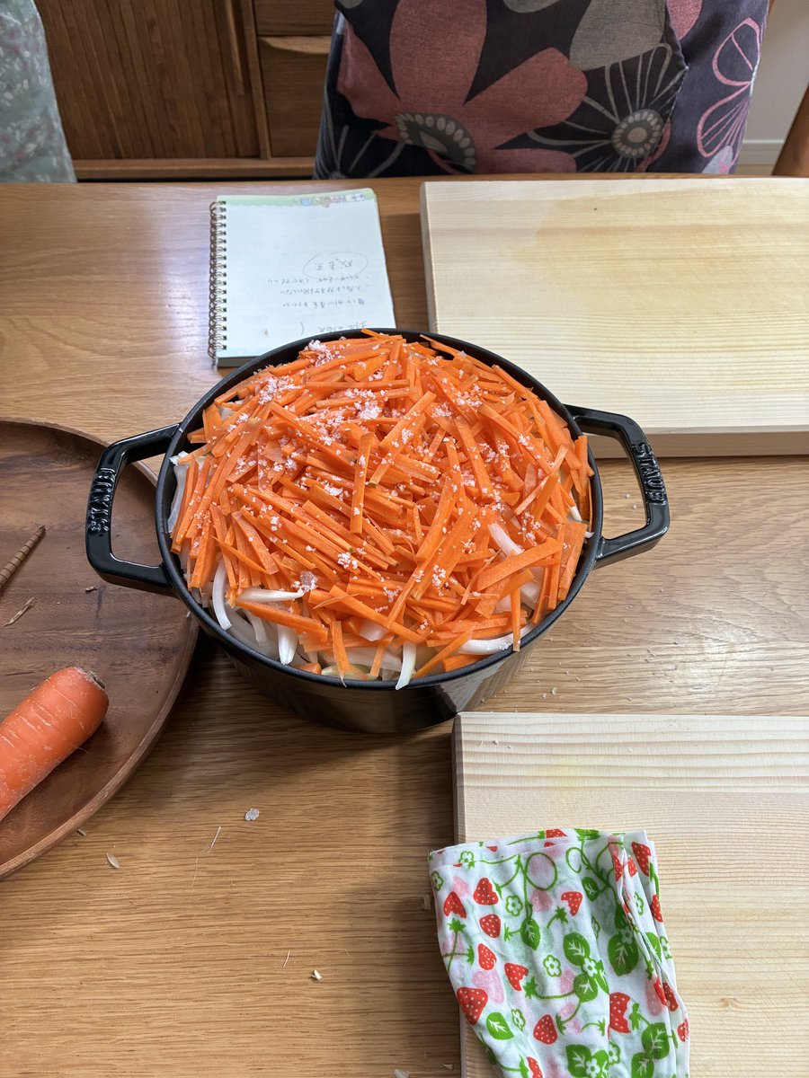 palpal_love's tweet photo. あや先生のもと重ね煮を教えてもらったよ。重ね煮と塩麹、醤油麹もつかった料理をたくさん教えてもらっておいしくて楽しい時間を過ごしました。重ね煮でデザートまで作れるなんて🍰 https://t.co/UjwI4OXvDE