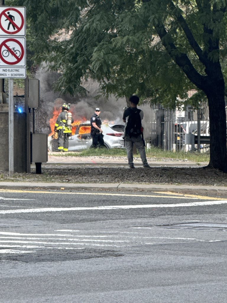 DQLender's tweet photo. Car blew up by the holland tunnel, traffic is insane. https://t.co/h7hEm20aGt