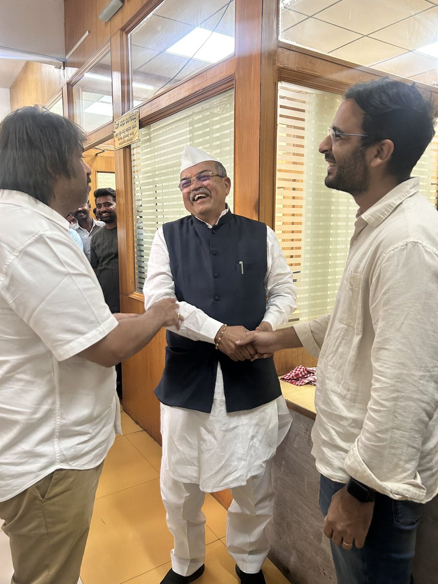 AshutoshRanka's tweet photo. Had a cordial meeting with the Education Minister of Karnataka, @Madhu_Bangarapp ji.

We had a detailed discussion about the gaps observed during our school visits, primarily around cleanliness, teacher absence due to SIR work and poor infrastructure in Urdu medium schools.

Madhu ji also explained the KPS initiative, under which ~2000 govt schools are set to be upgraded into model schools.

@Cockroachisback welcomes constructive discussions like these, where beyond politics, student welfare takes the centre stage.

#SchoolThikKaro