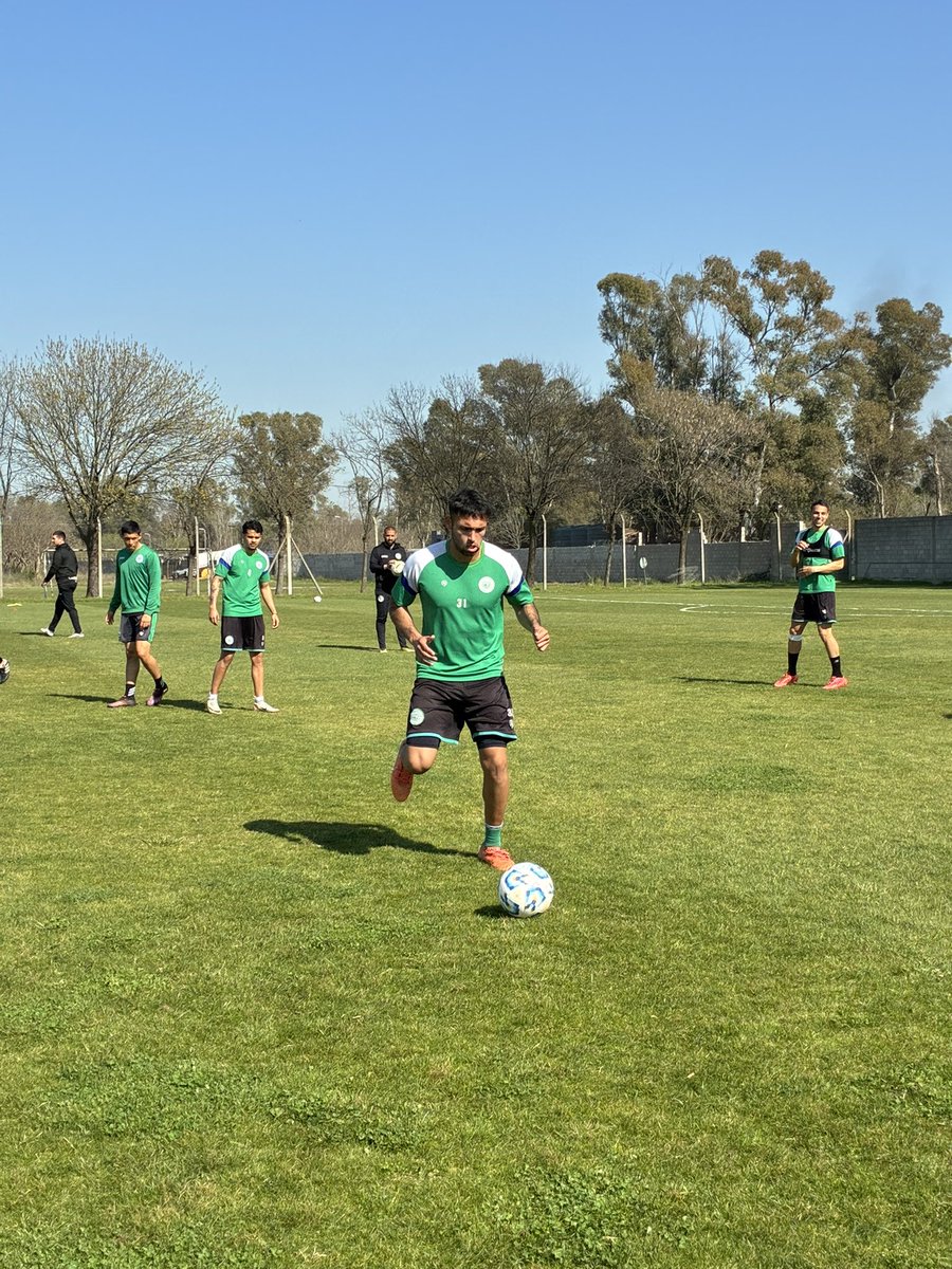 casdcamioneros's tweet photo. ⚽ #FutbolProfesional #PrimeraB 

📍 Club Camioneros 

✅Comenzaron los trabajos con pelota para el plantel profesional.

🌎https://t.co/MCLy8BsZmm https://t.co/dewaZybupE