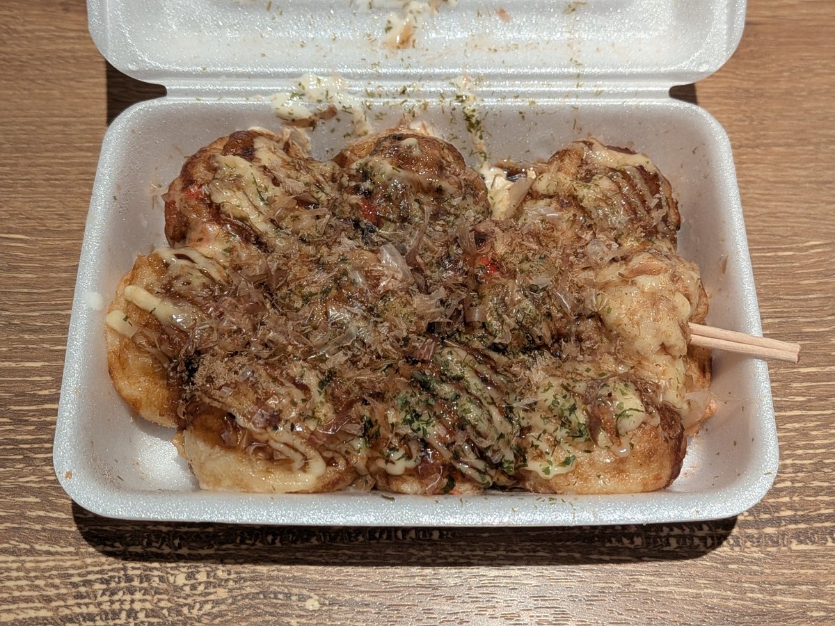 hidepyon1001's tweet photo. さて夕ごはんは…南紀でたらふく食ったので控えめに「たこ焼き」をテイクアウトしてお部屋で(^^)v

頂くのはホテル近くのアメ村に本店を構える『甲賀流』の「ソースマヨ」たこ焼き！
アツアツ・トロトロで美味でございます(*´∀`) https://t.co/9v87fjqvNi