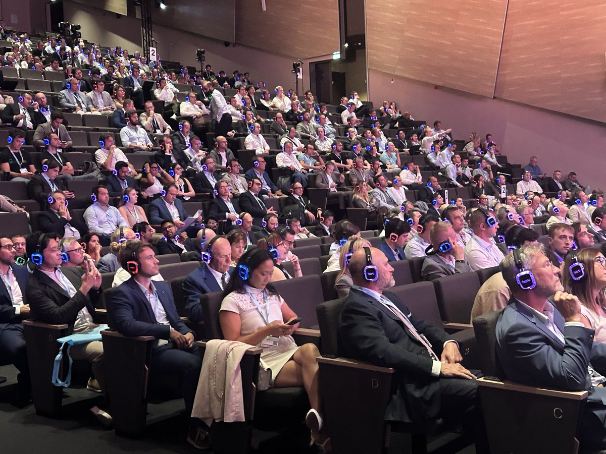 joanfundi's tweet photo. @FPuigvert Collaborating and enjoying #ERUS26 in Padova. Faculty of @FPuigvert operating, moderating, meeting and enjoying a great #robot meeting! + history! https://t.co/jpT1Hb97Hd
